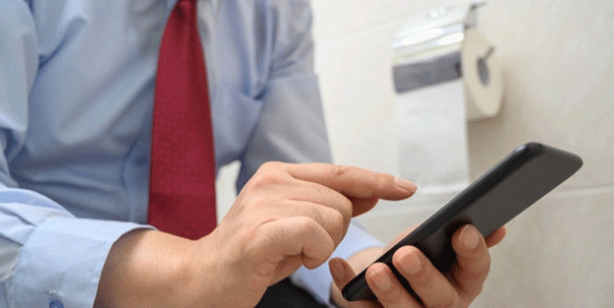 Telefonla tuvalette vakit geçirenlere kötü haber! Bu hastalığa yakalanmış olabilirsiniz