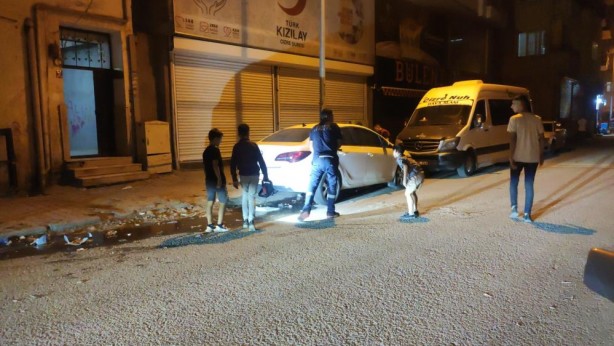 Foto - Telefonlar iş başında! Böyle kedi kurtarma operasyonu gördünüz mü?