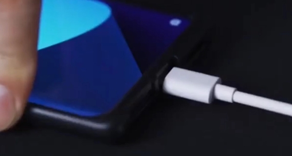 Foto - Telefonu şarj olurken kullanmak zararlı mı? İşte merak edilen sorunun cevabı