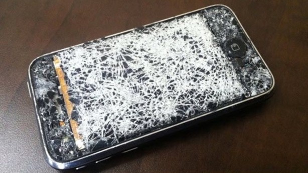 Foto - Telefonun kırık ekranı kaç TL'ye yapılır?
