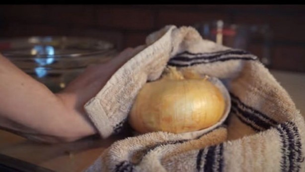 Foto - Telefonunu soğanla şarj etti! Bakın nasıl...