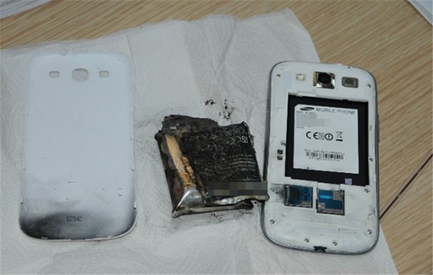 Foto - Telefonunuzu yastığın altına koymayın!