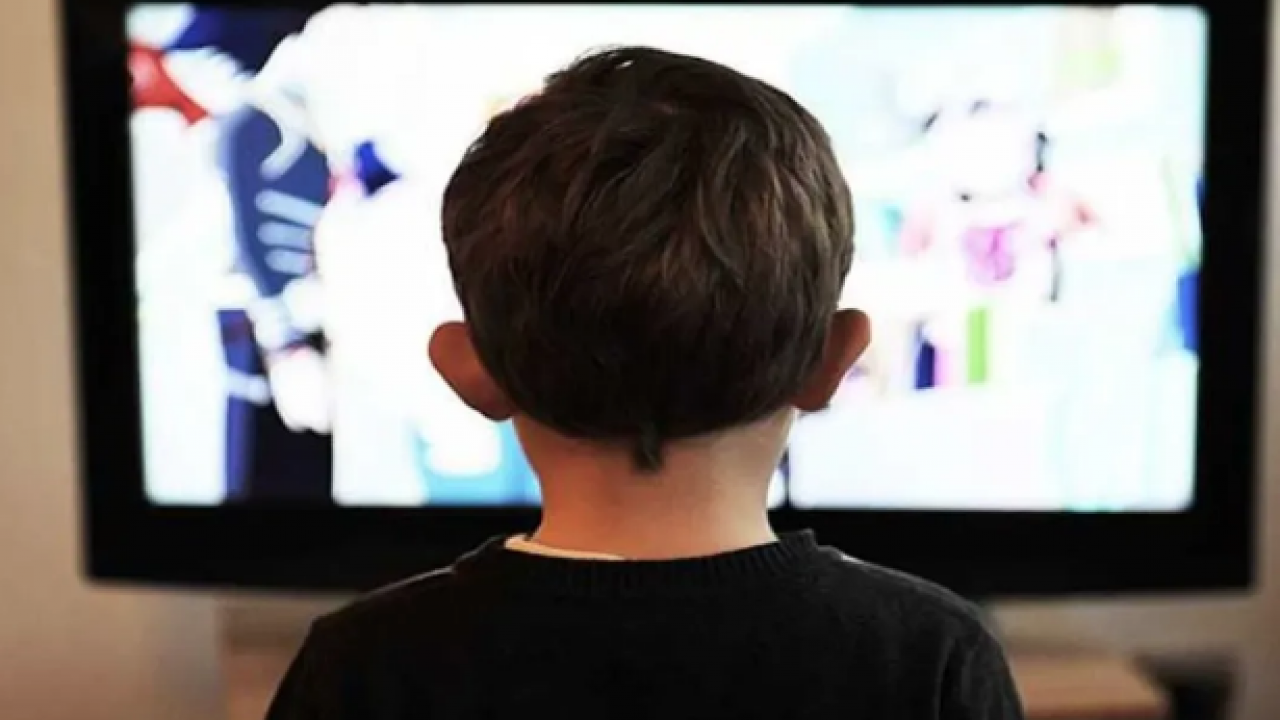 Televizyon karşısında atıştıranlar dikkat! Erken ölüm riski ve hastalıklar kapıya geliyor...