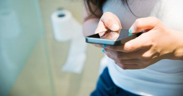 Foto - Televizyon karşısında giyinip soyunanlar ve tuvalette telefon kullananlar yandı! Güvenilir uygulamalar bile görüntü alıyor!