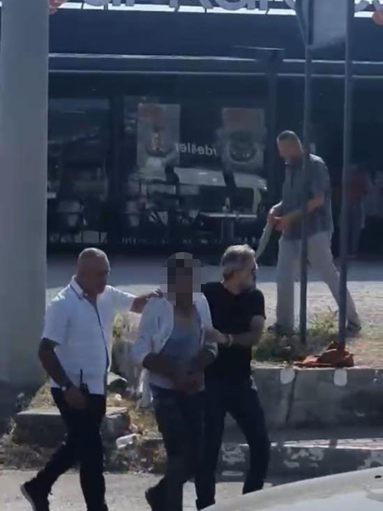 Foto - Televizyonda üstüne yürüdü... Sonrası korkunç!