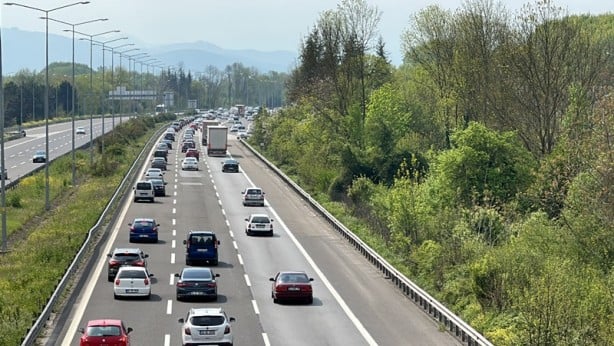 Foto - TEM Otoyolu’nda dönüş yoğunluğu! Trafik durma noktasına geldi