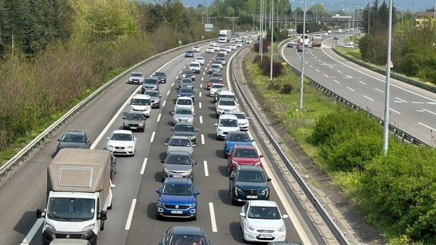 Foto - TEM Otoyolu’nda dönüş yoğunluğu! Trafik durma noktasına geldi