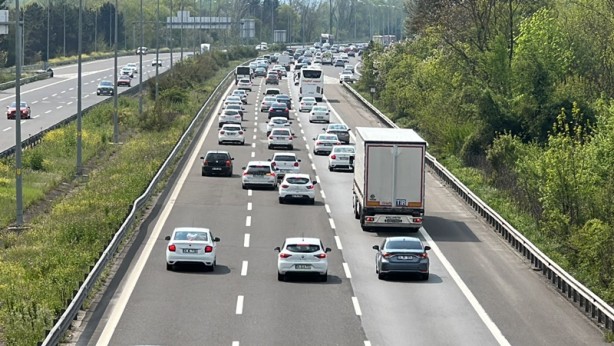 Foto - TEM Otoyolu’nda dönüş yoğunluğu! Trafik durma noktasına geldi