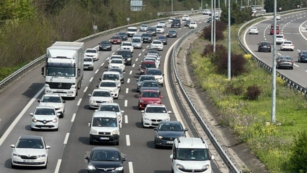 TEM Otoyolu’nda dönüş yoğunluğu! Trafik durma noktasına geldi