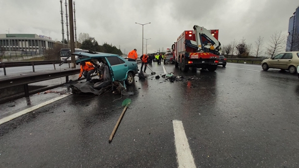 Foto - TEM Otoyolu’nda feci kaza! Otomobil ikiye bölündü