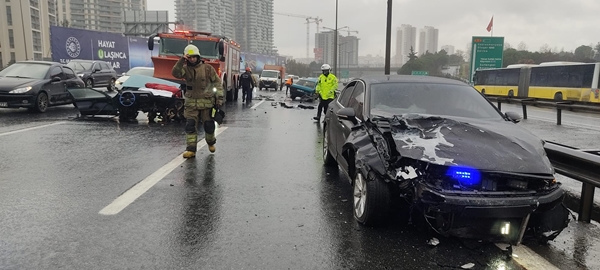 Foto - TEM Otoyolu’nda feci kaza! Otomobil ikiye bölündü