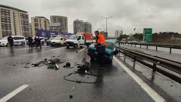 Foto - TEM Otoyolu’nda feci kaza! Otomobil ikiye bölündü