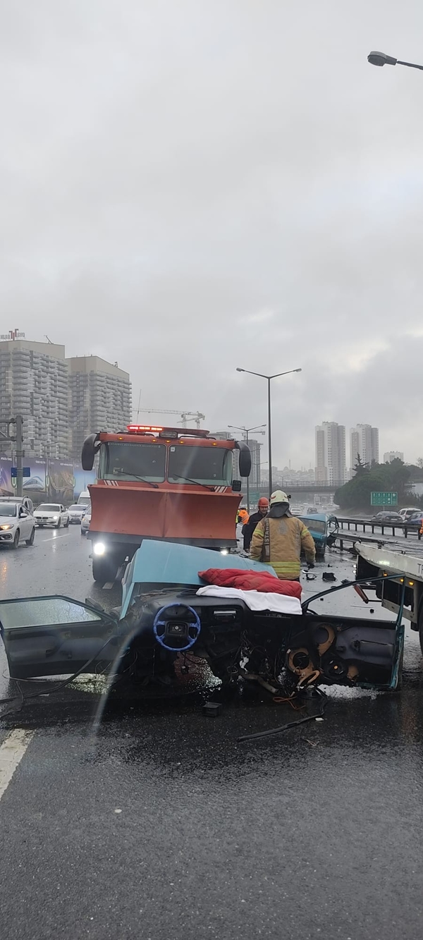 Foto - TEM Otoyolu’nda feci kaza! Otomobil ikiye bölündü