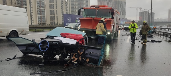 TEM Otoyolu’nda feci kaza! Otomobil ikiye bölündü