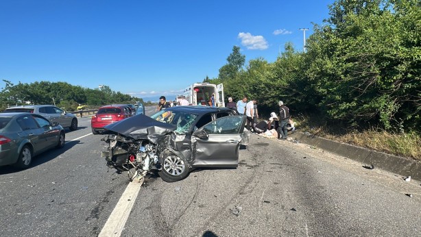 Foto - TEM Otoyolu'nda feci kaza! Yolcu otobüsü ile iki otomobil çarpıştı: Yaralılar var