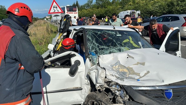 TEM Otoyolu'nda feci kaza! Yolcu otobüsü ile iki otomobil çarpıştı: Yaralılar var