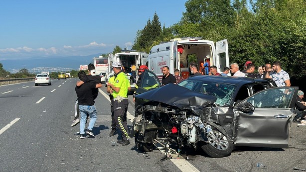 Foto - TEM Otoyolu'nda feci kaza! Yolcu otobüsü ile iki otomobil çarpıştı: Yaralılar var