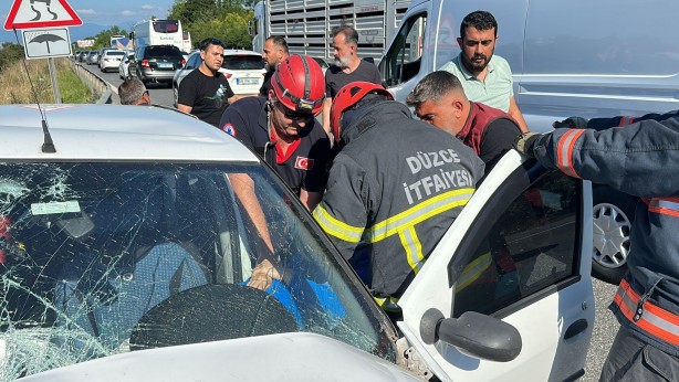 Foto - TEM Otoyolu'nda feci kaza! Yolcu otobüsü ile iki otomobil çarpıştı: Yaralılar var