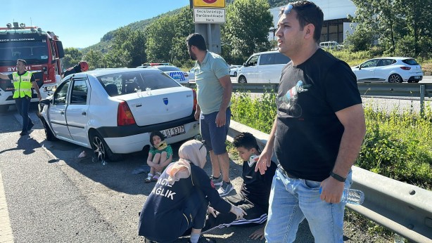 Foto - TEM Otoyolu'nda feci kaza! Yolcu otobüsü ile iki otomobil çarpıştı: Yaralılar var