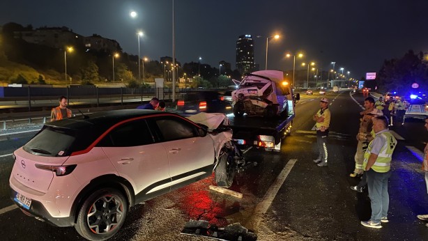 TEM Otoyolu’nda iki araç çarpıştı