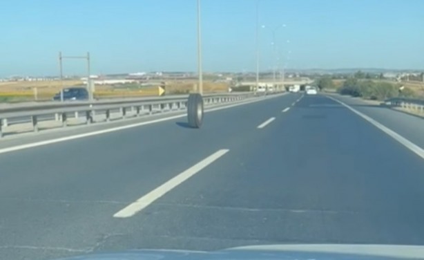 TEM Otoyolu'nda kamyonetten kopan lastiğin ilginç yolculuğu kamerada