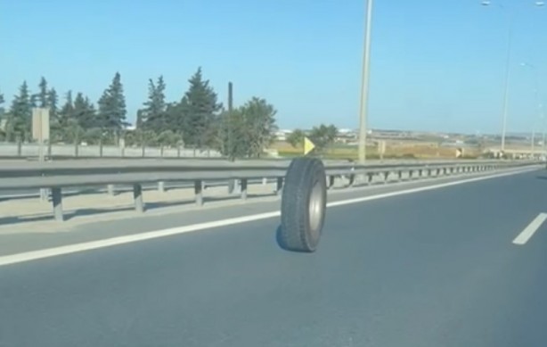 Foto - TEM Otoyolu'nda kamyonetten kopan lastiğin ilginç yolculuğu kamerada