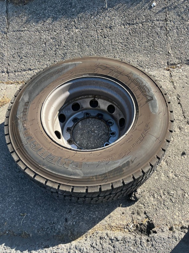 Foto - TEM Otoyolu'nda kamyonetten kopan lastiğin ilginç yolculuğu kamerada