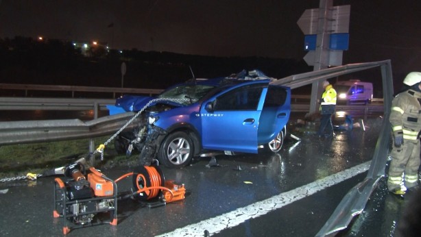 Foto - TEM Otoyolu'nda otomobil bariyere girdi: 1 ölü