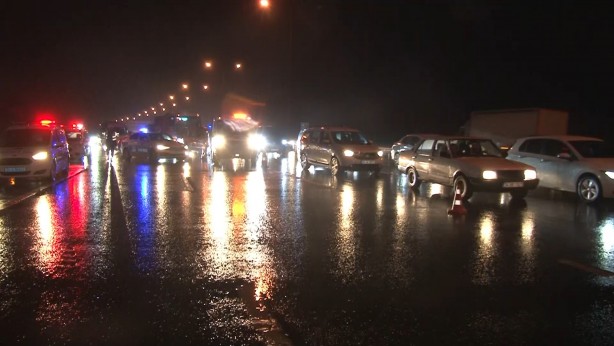 Foto - TEM Otoyolu'nda otomobil bariyere girdi: 1 ölü