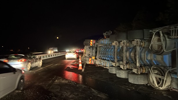 Foto - TEM otoyolunda tır devrildi, yol trafiğe kapatıldı