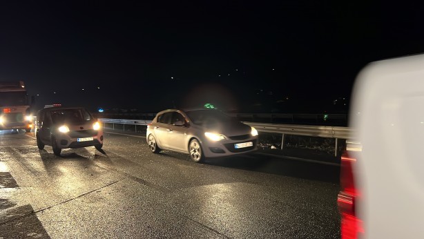 Foto - TEM otoyolunda tır devrildi, yol trafiğe kapatıldı