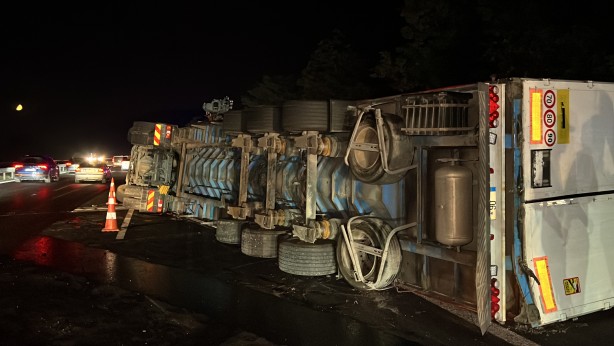 Foto - TEM otoyolunda tır devrildi, yol trafiğe kapatıldı