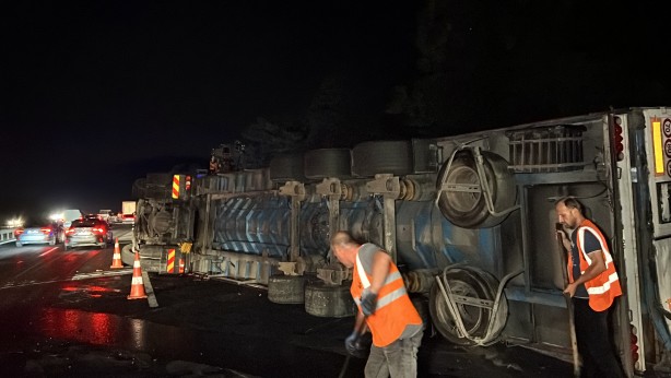 Foto - TEM otoyolunda tır devrildi, yol trafiğe kapatıldı
