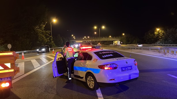 Foto - TEM otoyolunda tır devrildi, yol trafiğe kapatıldı