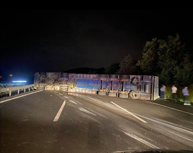 TEM otoyolunda tır devrildi, yol trafiğe kapatıldı