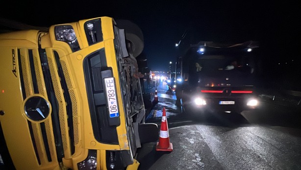 Foto - TEM otoyolunda tır devrildi, yol trafiğe kapatıldı
