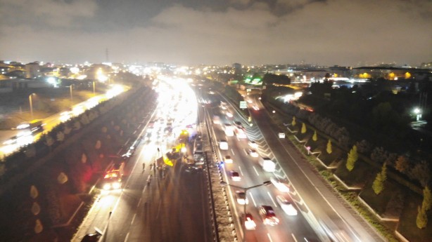 TEM Otoyolunda yolcu otobüsünün de karıştığı zincirleme kaza!