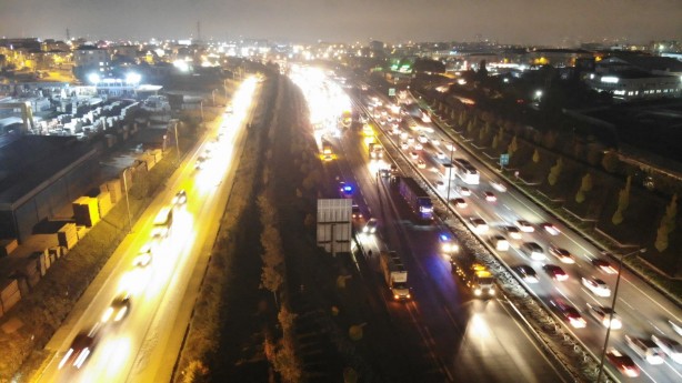 Foto - TEM Otoyolunda yolcu otobüsünün de karıştığı zincirleme kaza!