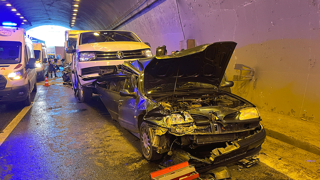 Foto - TEM Otoyolu’nda zincirleme kaza! Bölgeye çok sayıda sağlık ekibi sevk edildi