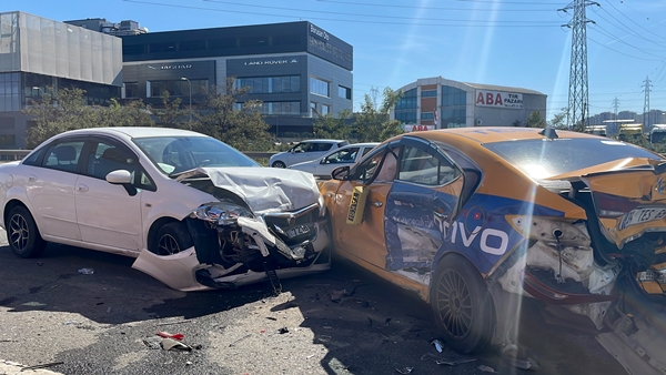 Foto - TEM Otoyolu'nda zincirleme kaza: Çok sayıda yaralı var