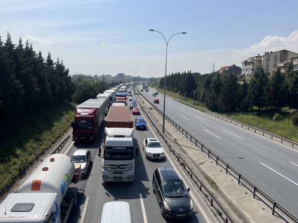 Foto - TEM'de feci kaza! Lastiği patlayan araç takla attı