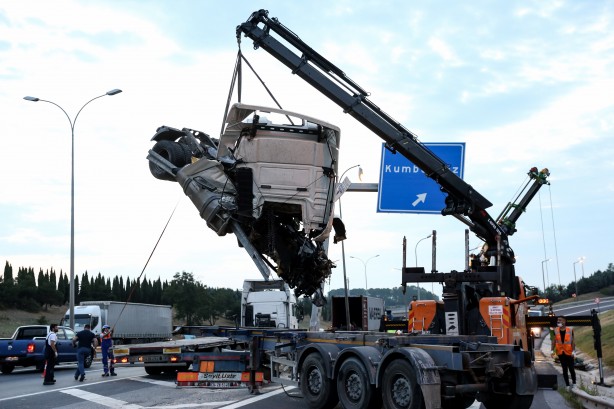Foto - TEM'de feci kaza! Tır sürücüsü öldü