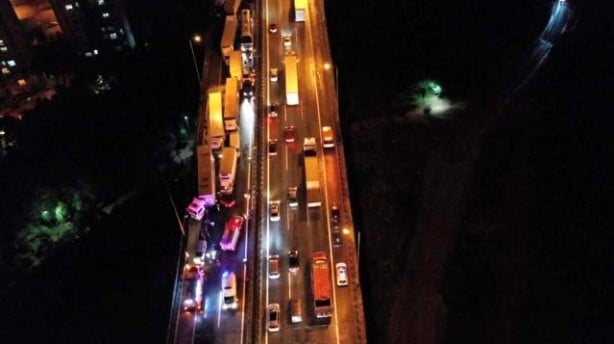 TEM'de korkunç kaza! 28 araç birbirine girdi, yol trafiğe kapandı