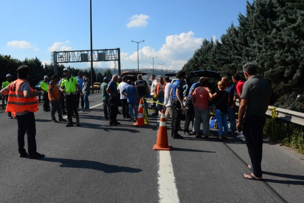 Foto - TEM'de lastik değiştirmek isteyen sürücü canından oldu