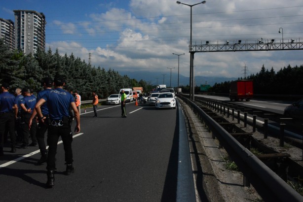 Foto - TEM'de lastik değiştirmek isteyen sürücü canından oldu