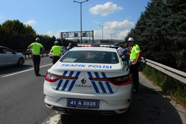 Foto - TEM'de lastik değiştirmek isteyen sürücü canından oldu