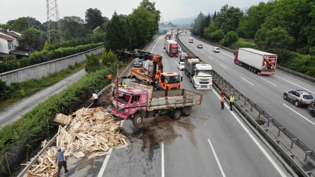 Foto - TEM'de ortalık savaş alanına döndü! 13 araç birbirine girdi
