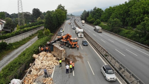 Foto - TEM'de ortalık savaş alanına döndü! 13 araç birbirine girdi