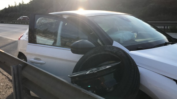 Foto - TEM'de polisten kaçan aracın sebep olduğu kazada 2 kişi yaralandı