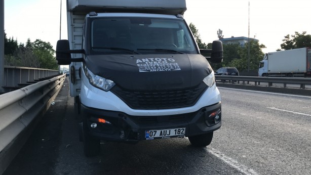 Foto - TEM'de polisten kaçan aracın sebep olduğu kazada 2 kişi yaralandı